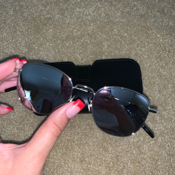 YSL sunglasses 🖤 - Picture 2 of 6